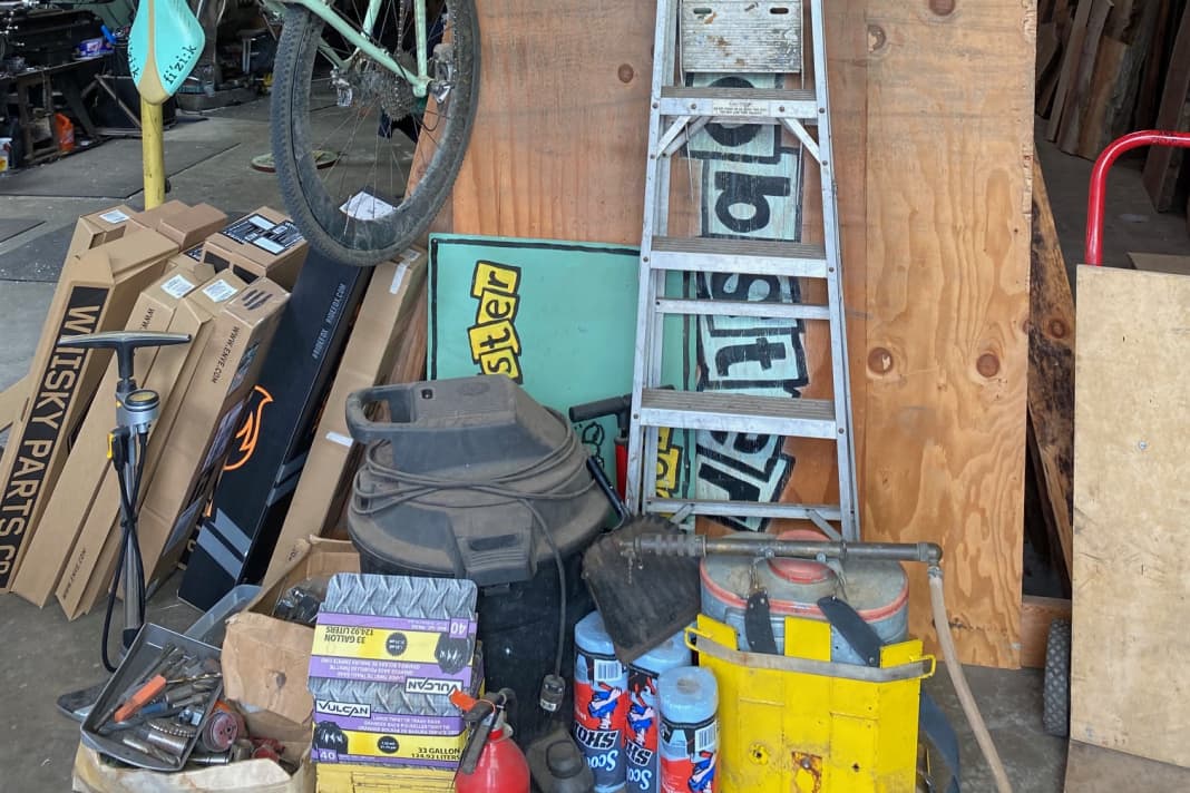 A garage workshop as you would imagine it: The workshop looks a little rumpy, but it is precisely this charm that delights fans of the brand. It is the perfect contrast to the high-end factories of the large-scale manufacturers.