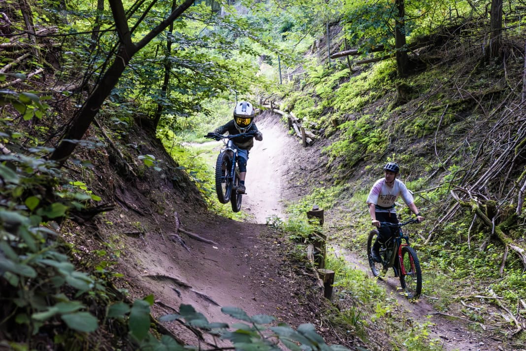 Wherever his dad rolls by, Matheo Apel from Saxony takes every jump. Where does this early passion come from?