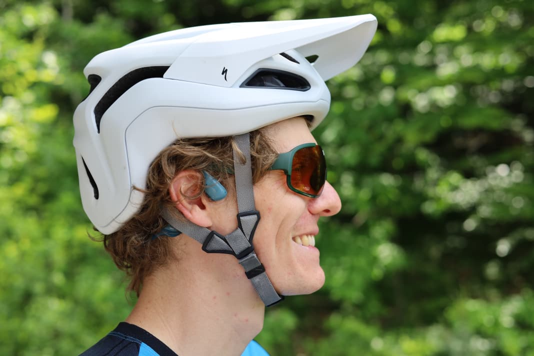 With the bone-sound headphones from Shokz, the music doesn't stop, but goes next to your ears.