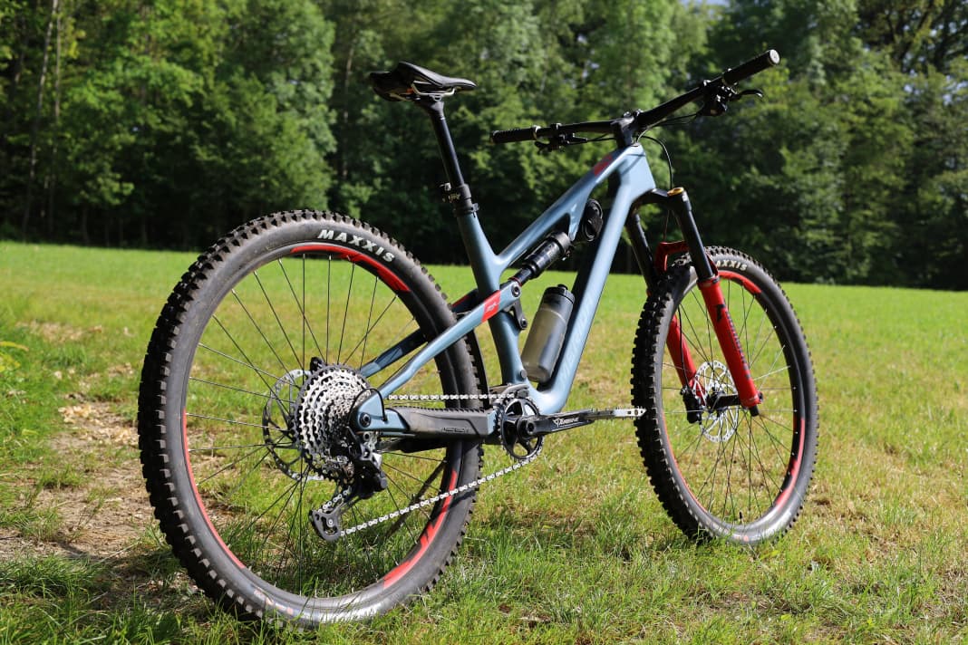 With 140 and 150 millimetres of suspension travel, the Merida One Forty 6000 is positioned as an all-mountain bike.