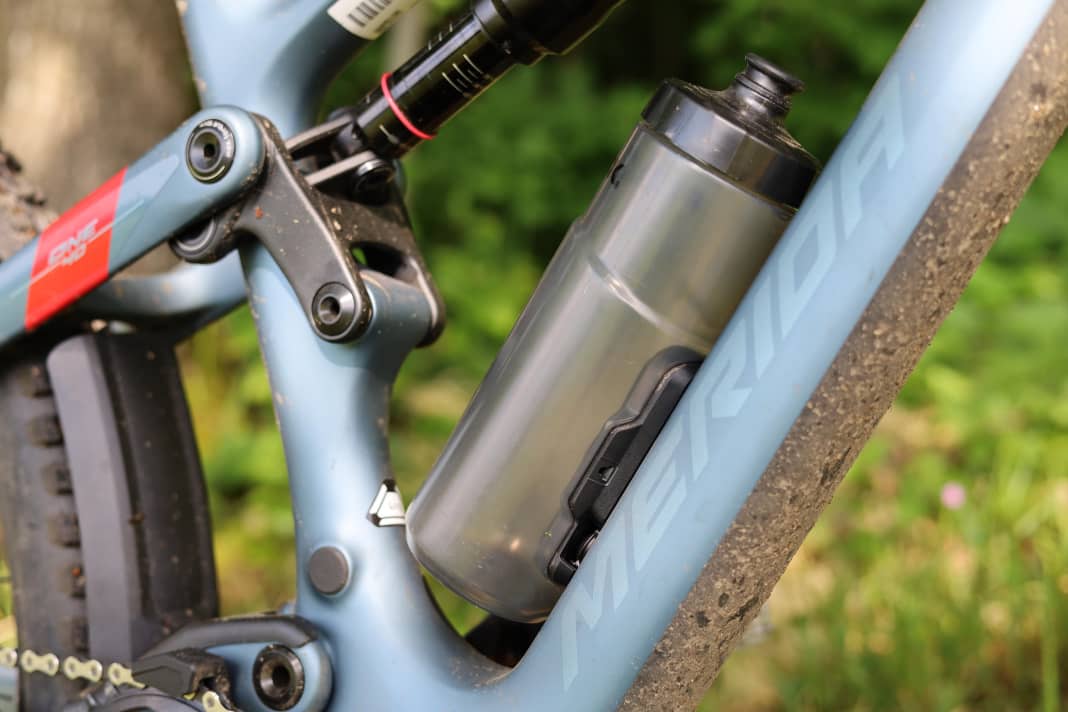 Im Kaufpreis enthalten: die Trinkflasche mit Fidlock-Halterung.