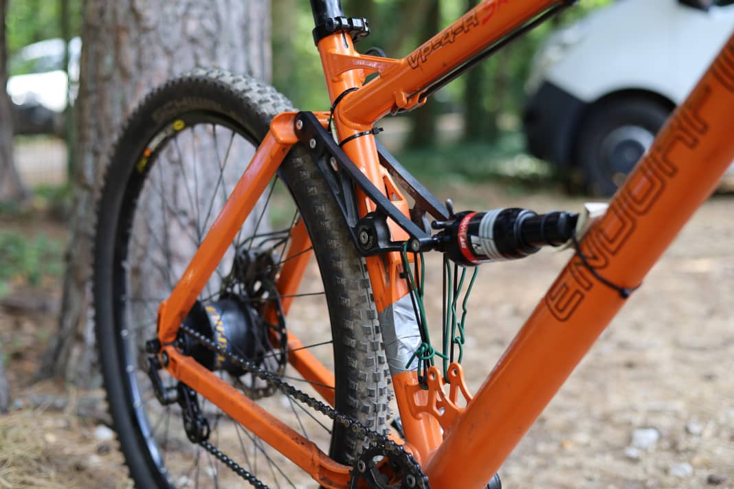 Kreative Lösung mit Kabelbindern, Draht, Panzertape und Pappe: Als Notlösung rettet die Konstruktion das Familienwochenende.