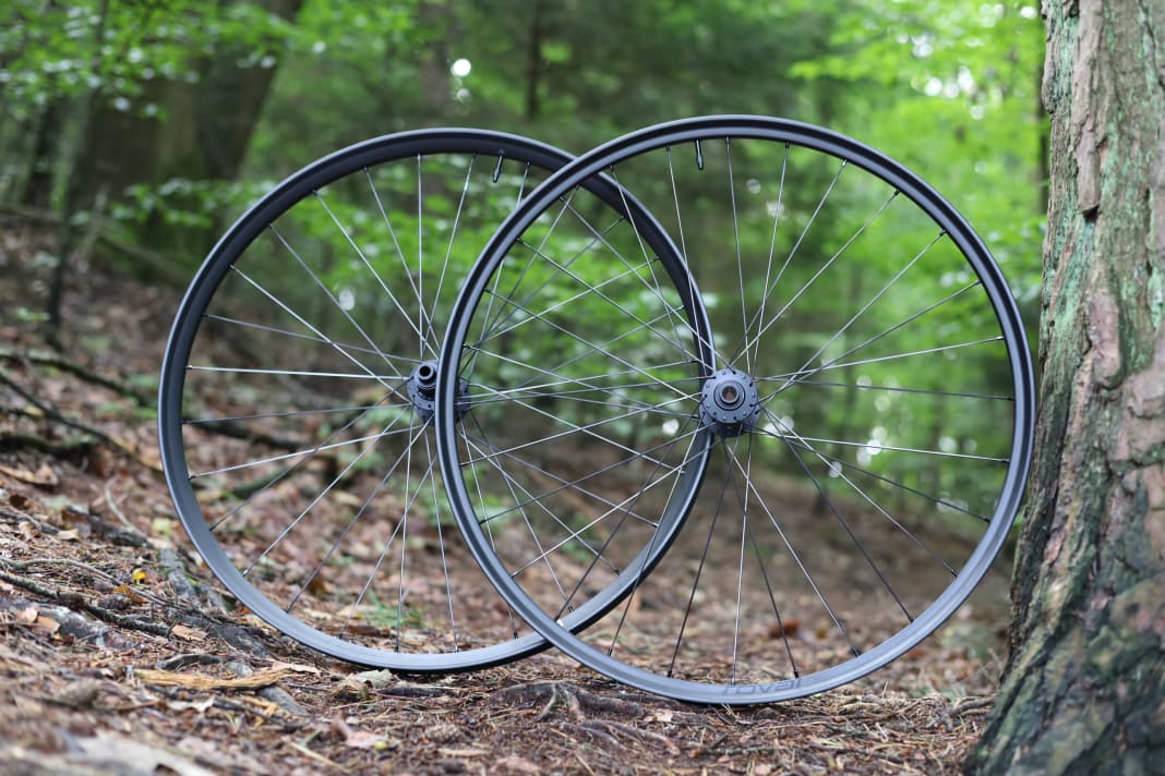 At 1611 grams, the Roval Traverse SL II 240 6B is a lightweight carbon wheelset for trail use.