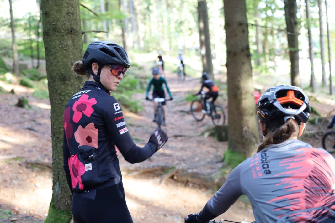 Anne Terpstra gibt den jungen Fahrerinnen wertvolle Fahrtechnik-Tipps.