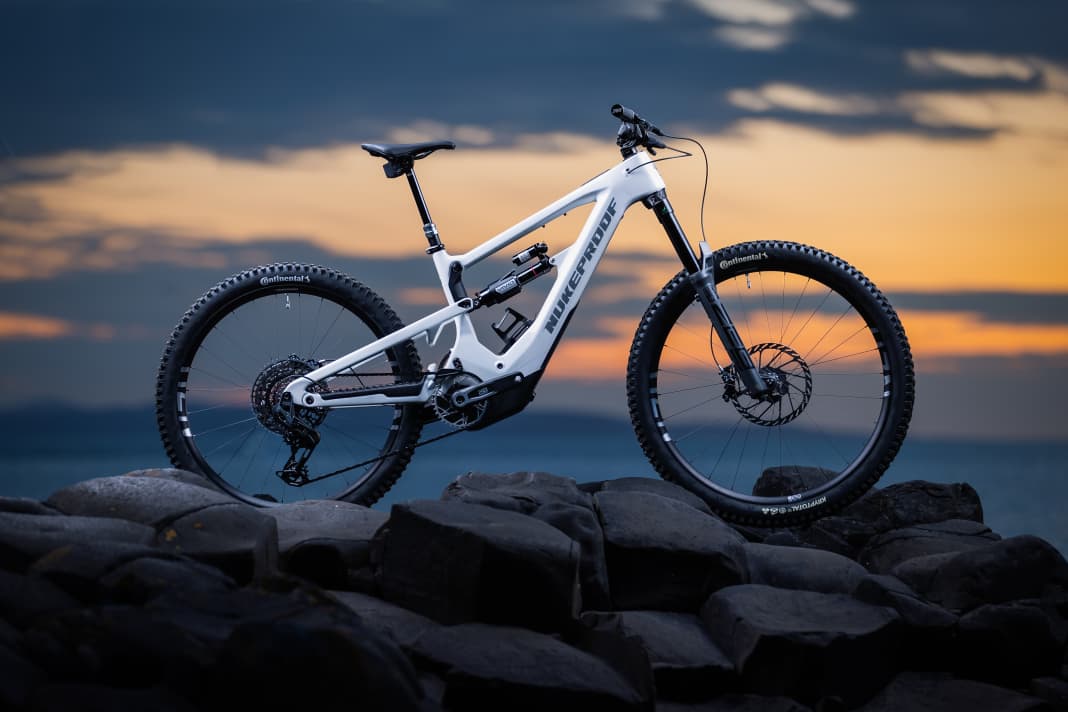 The Nukeproof Megawatt Carbon relies entirely on Sram's Eagle Powertrain.