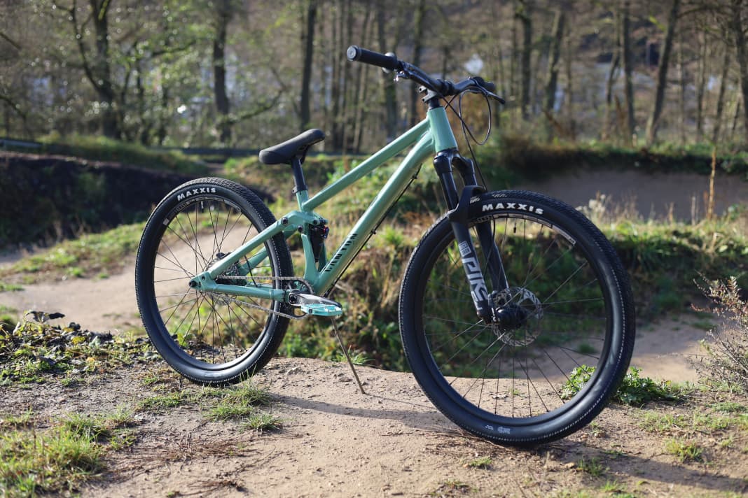 26 Zoll lebt Das Canyon Stitched 720 Slopestyle Fully im Test BIKE