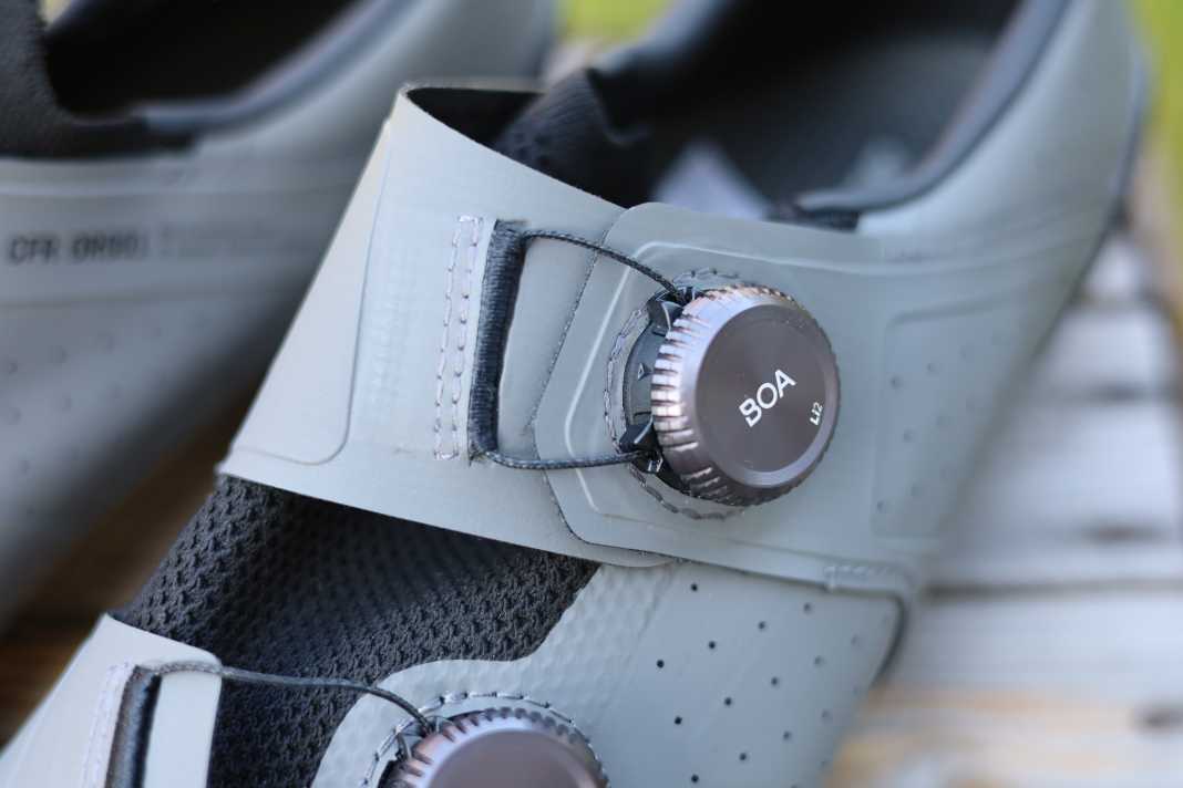 Die Boa-Verschlüsse der Canyon Tempr CFR Off-Road Schuhe sind aus Aluminium und besitzen eine schöne Haptik. Über so ein Geschenk freuen sich Racer garantiert!