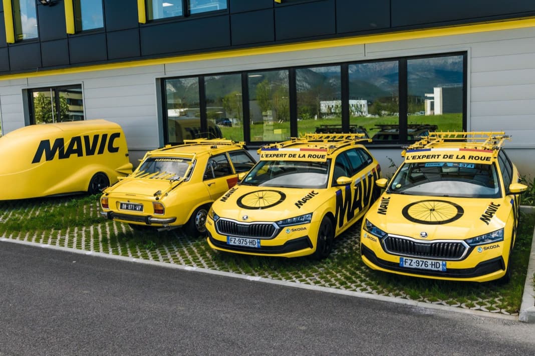 Die gelben Serviceautos aus Tour-Zeiten.