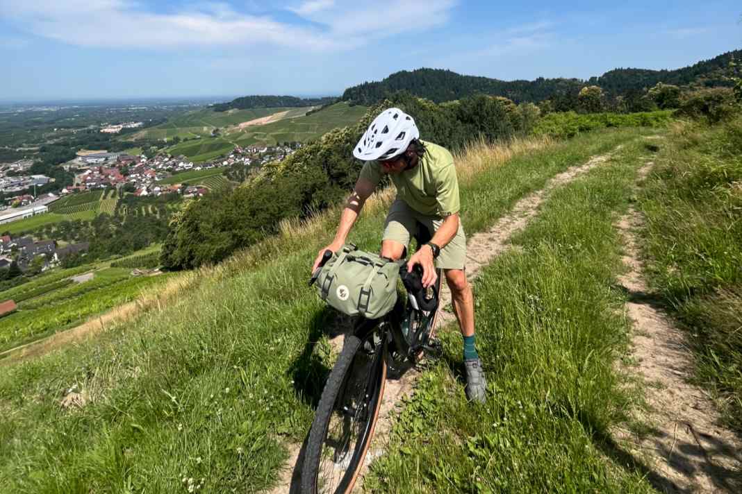 Wo müssen wir hin? In unserem Coros-Navi stecken die GPX-Daten der Tour. Vier Touren kann man buchen. Für 79 € gibt es die Route, zwei Übernachtungen in den Trekking-Camps und Kulinarisches aus den Naturparken.