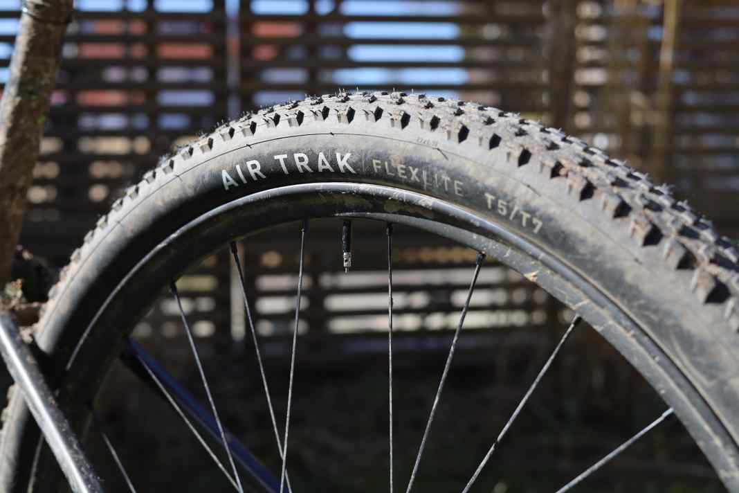 Der Air Trak mit Flex-Lite-Karkasse und T5/T7-Gummimischung soll der schnellste Cross-Country-Reifen sein, den Specialized je entwickelt hat.