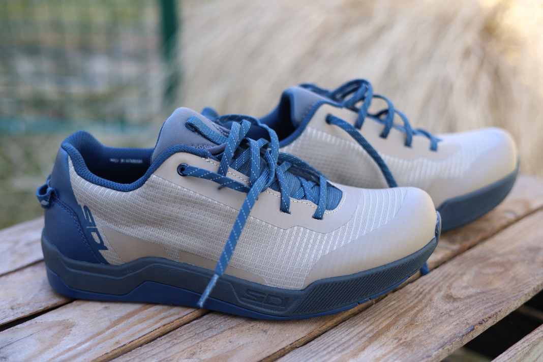 The SIDI Motus flat pedal shoes look good on every occasion. The test shows what's behind the pretty facade.