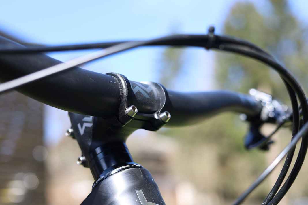 The Newmen Evolution SL 318.2 clamps the handlebars with just two bolts. Will it hold?