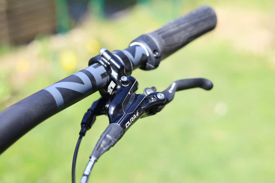 Compared to the competition, the brake lever of the Formula Cura 4 cuts a strikingly slim figure. The test must show whether the power still fits.