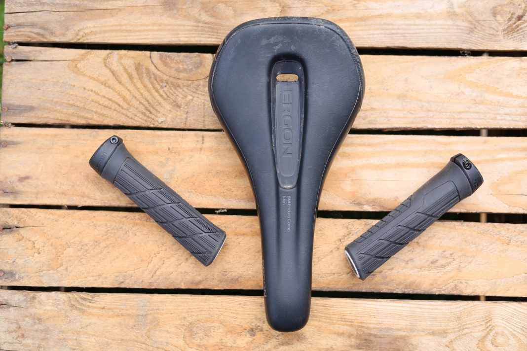 Ist das die perfekte Ergo-Kombi für Enduro-Biker? Griffe und Sattel von Ergon im Test.