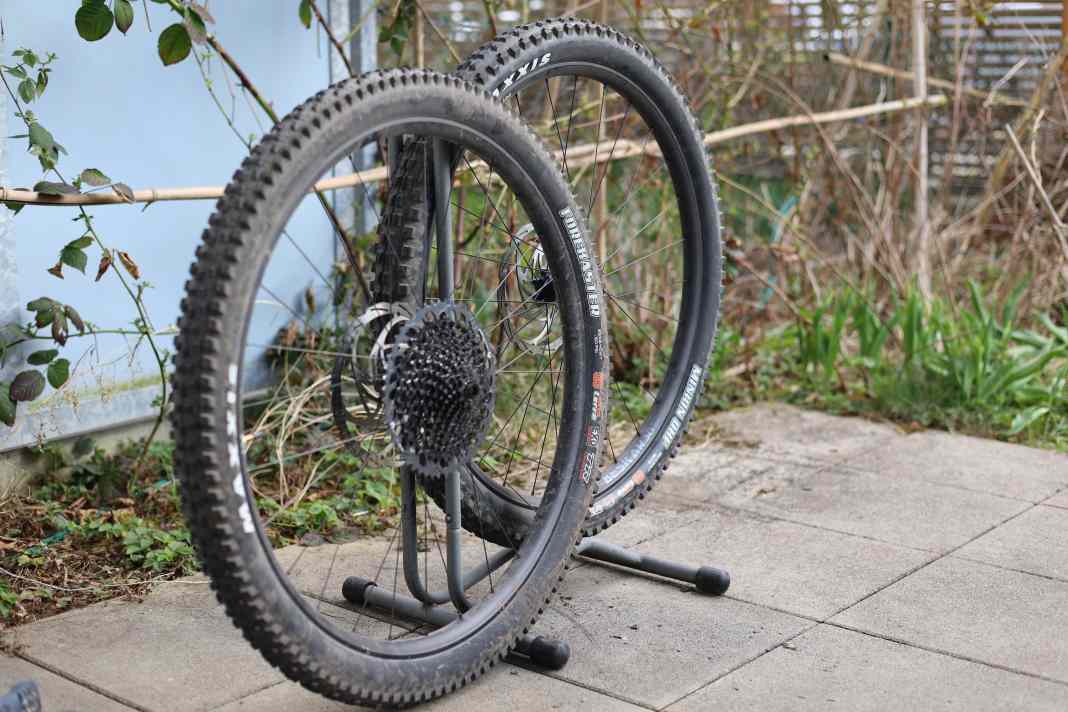 Ein Alu-Laufradsatz für 680 Euro muss nicht extravagant sein aber er muss auf dem Trail abliefern. Wir haben den Newmen Beskar 30 Trail auf Herz und Nieren getestet.