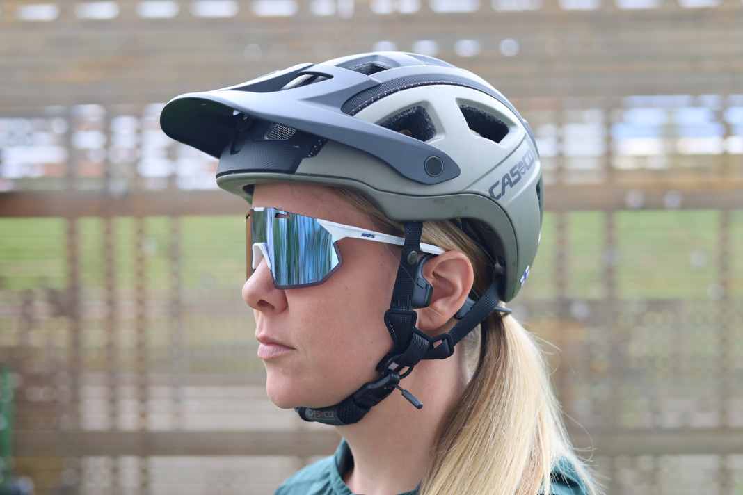 Suchbild: Auf den ersten Blick ist kaum zu erkennen, dass hier Musik gehört wird. Die Shokz OpenRun Pro 2 sitzen am, nicht im Ohr.