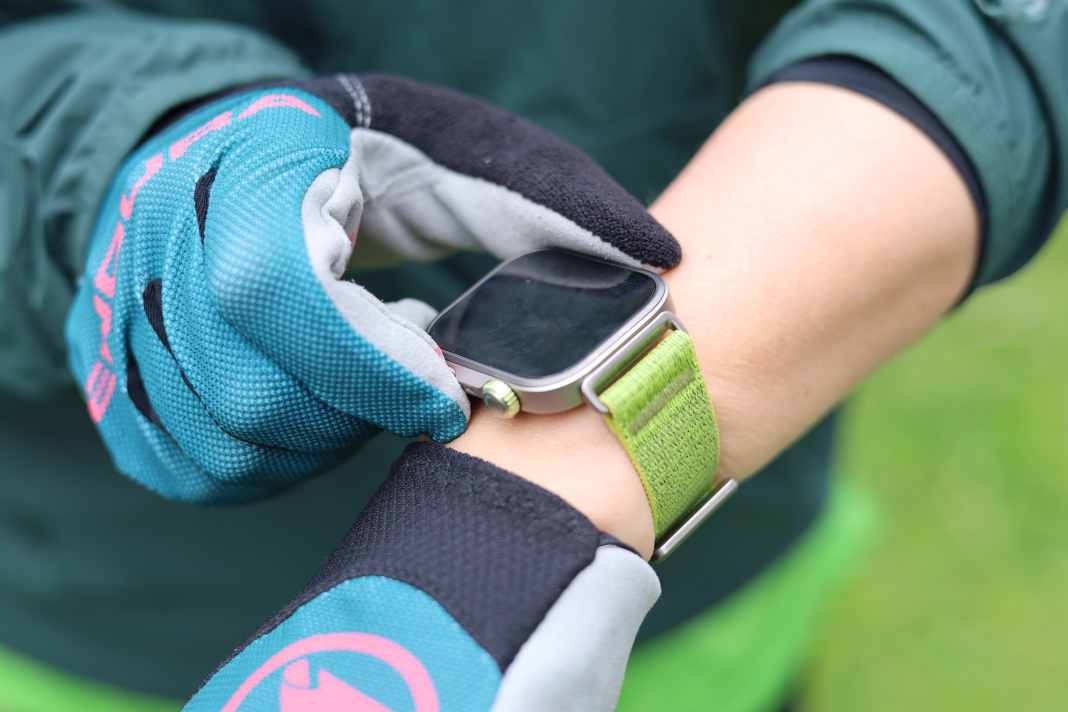 Die Huawei Watchfit 4 Pro richtet sich explizit an Outdoor-Sportler. Wir haben die neue Smartwatch beim Biken und Wandern ausprobiert.