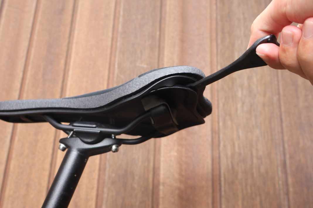 Le SQlab ClipOn en test chez BIKE. Un petit levier permet d'enfiler le rembourrage sur la base.