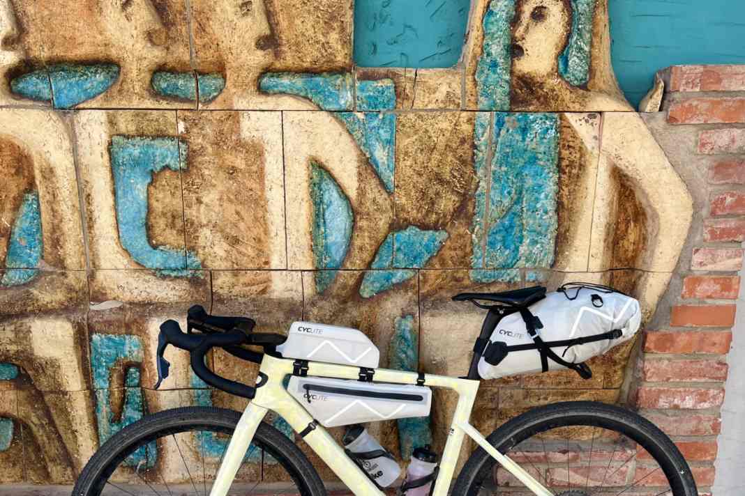 A work of art before a work of art: carbon before acrylic. The Rose Backroad FF race gravel bike is available from € 3650 in up to five colours. This colour is called: Dirty Lemon.