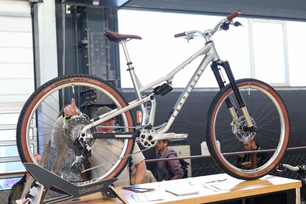 Steampunk lässt grüßen: Commencal Tempo mit bislang unveröffentlichtem Downcountry-Reifen von Michelin.