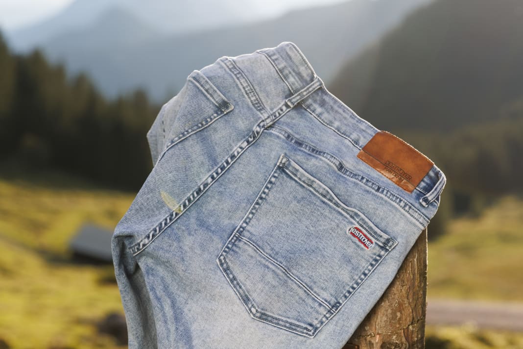 Stretches in all directions and dries super fast: the Destroyer jeans