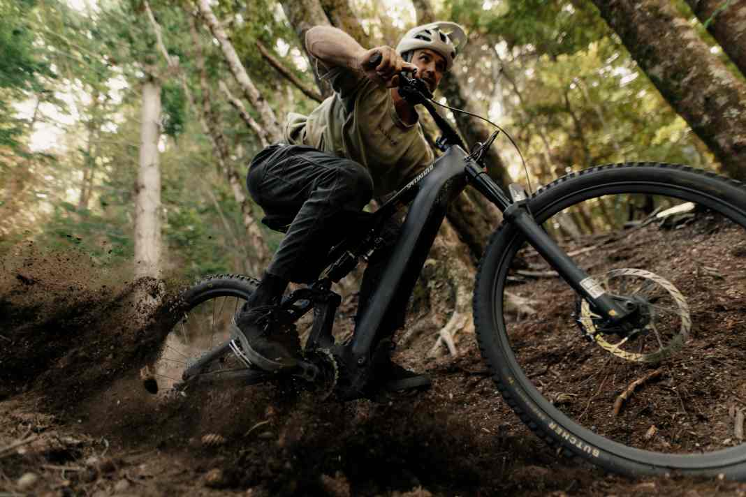 Das Levo 4 EVO ist das größte Kaliber der dreiköpfigen Levo-Runde: ab 24,12 kg, 180/170 mm, und explizit für harte Enduro-Action ausgelegt. Den Rahmen teilt sich das Bike mit dem klassischen Levo 4.