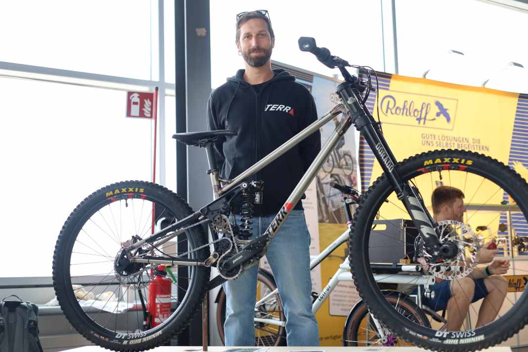 With its steel frame, Pinion gearbox and unconventional high-pivot rear triangle, the Terra Nera downhill bike is a real head-turner.