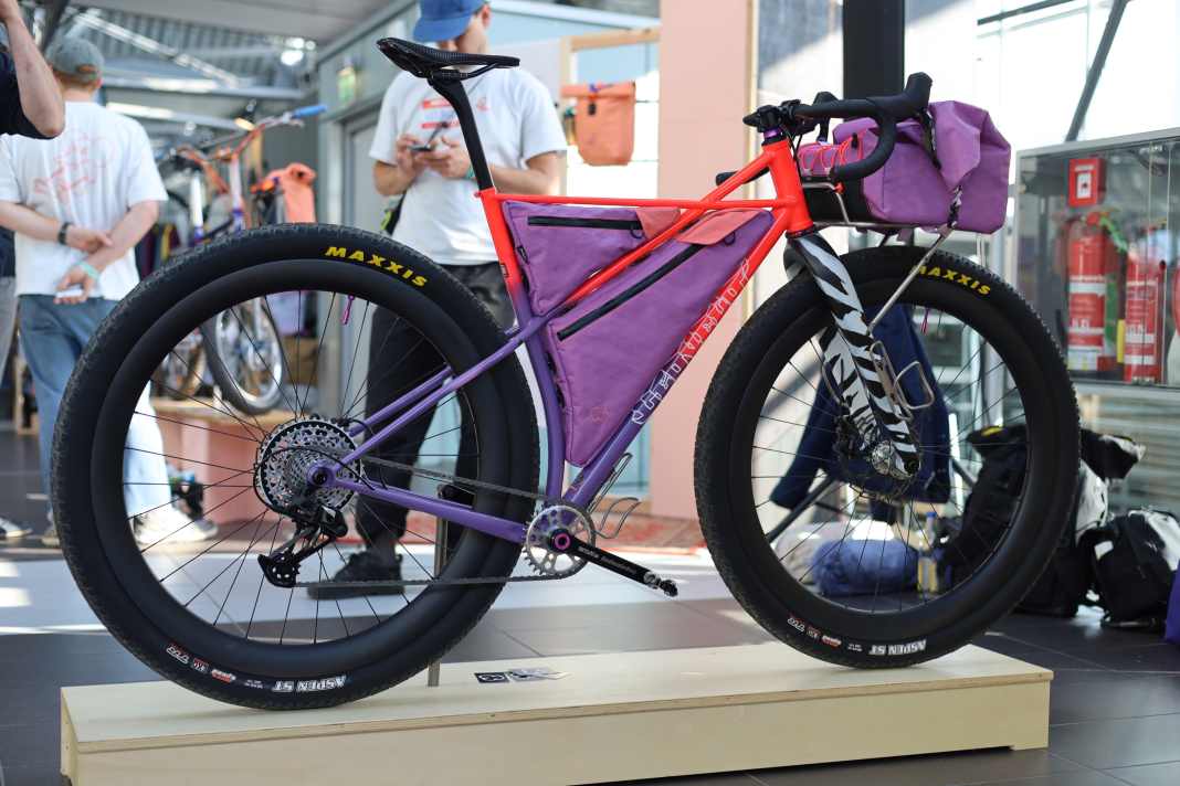 During his travels, Valentin built this mad bikepacking gravel bike with 32-inch wheels on the frame-building course at leovelo.