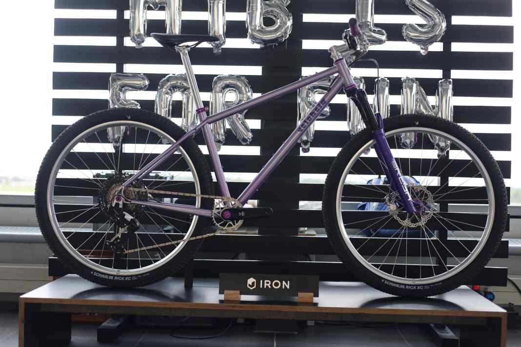 Zur Neuauflage erstrahlt das Veloheld Iron Stahl-Hardtail in glitzerndem Lavendel-Lacj.