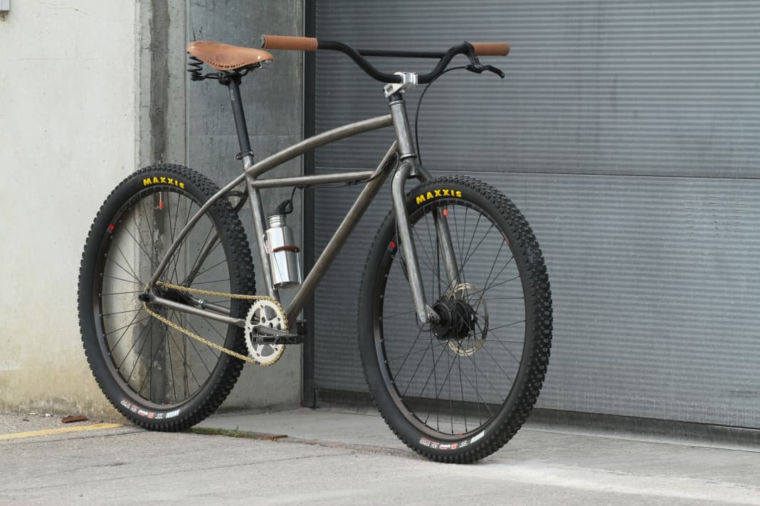 Rustic and purist: The finish fits perfectly with the bling image, the front wheel hub e-drive is unobtrusive and the water bottle-shaped battery even fits into the picture.