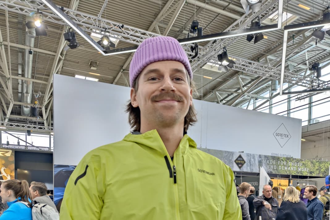 Vincent freut sich, denn Vincent darf die Gorewear Jacke mit dem ISPO Award schon tragen. Es ist aber noch ein Prototyp. Die Brusttasche wird noch gegen zwei Seitentaschen getauscht.