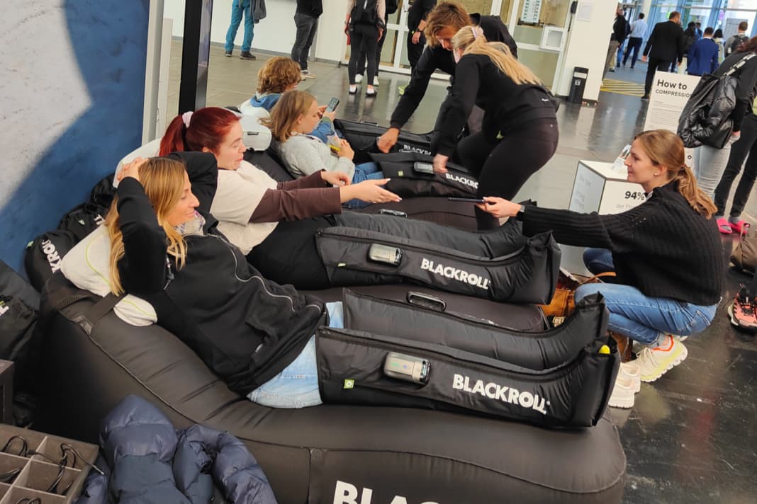 Auf der ISPO konnte man sie testen: die Blackroll Compression Boots. Anders als bei anderen Herstellern sind die Beine getrennt.