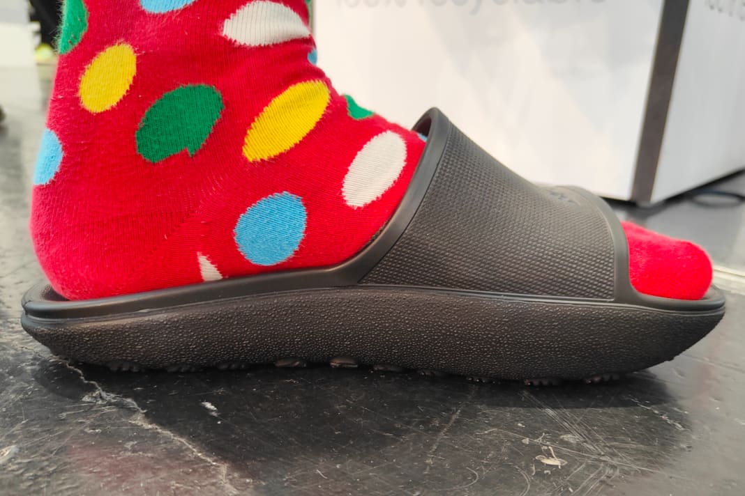 Der Star sind hier mal nicht die Socken: Die Sandalen sollen bei der Erholung helfen - und das tun sie. Zumindest ein bisschen.