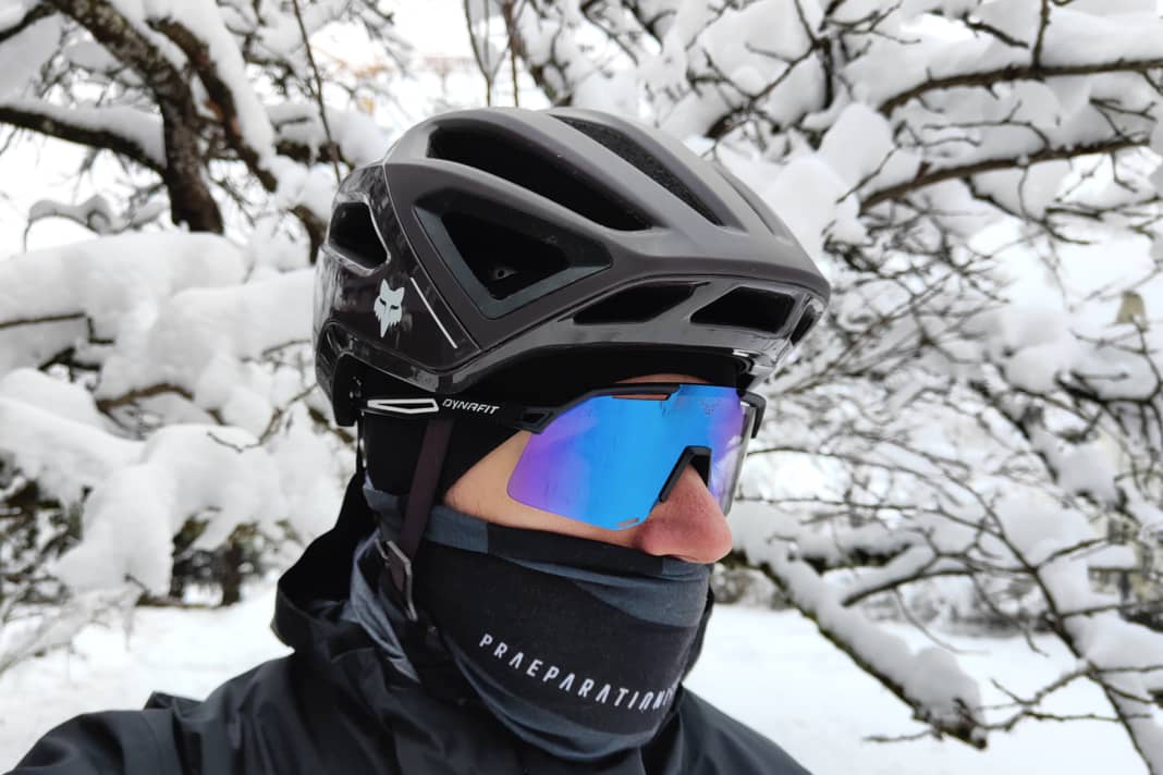 Wir haben den neuen Fahrradhelm Fox Crossframe Pro schon ein paar sehr kalte Runden gefahren.