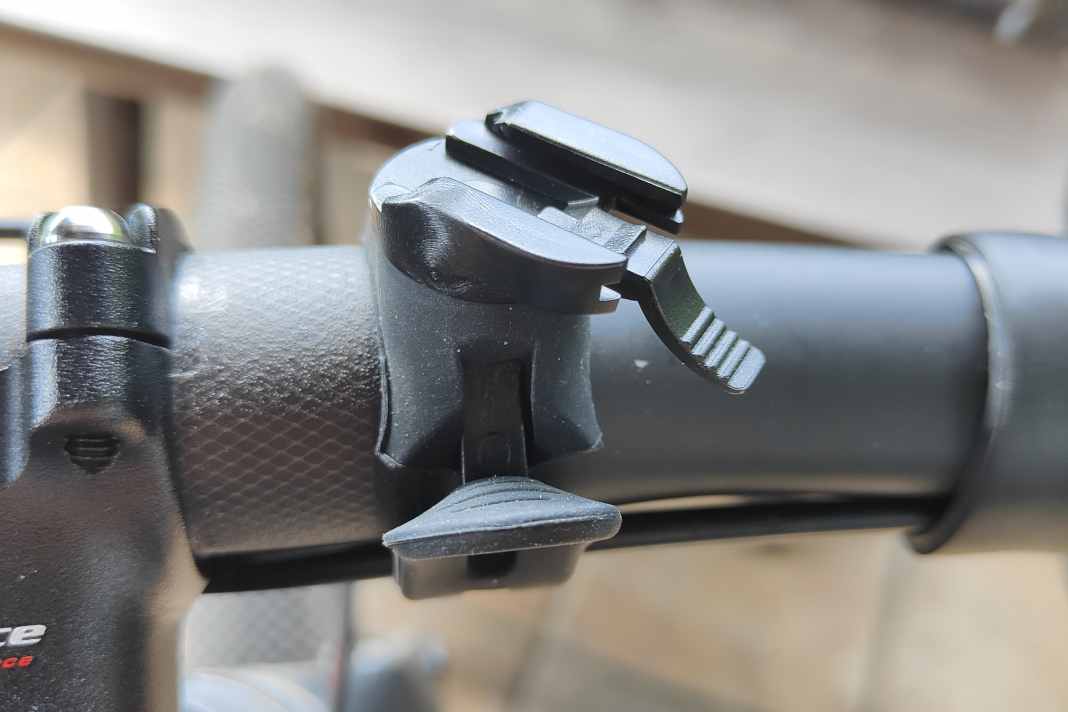 The bracket for the front light goes on the thick handlebars...