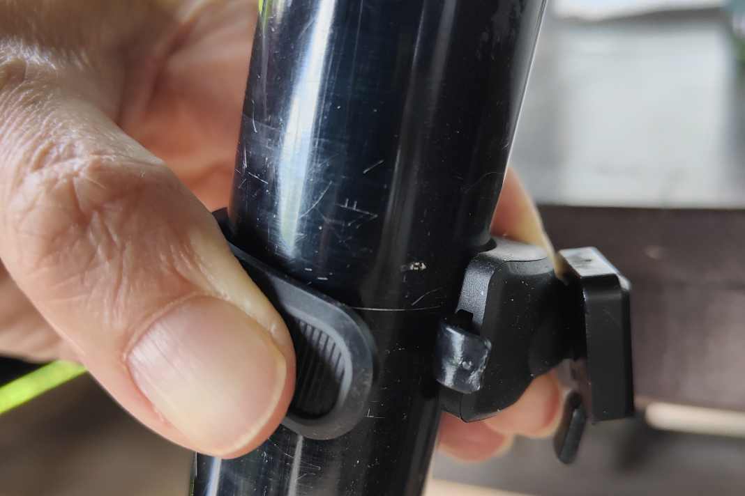 Die Rücklicht-Halterung ist zu klein für eine dicke 34,9 mm Sattelstütze, aber auch bei etwas dünneren wird es noch knapp.