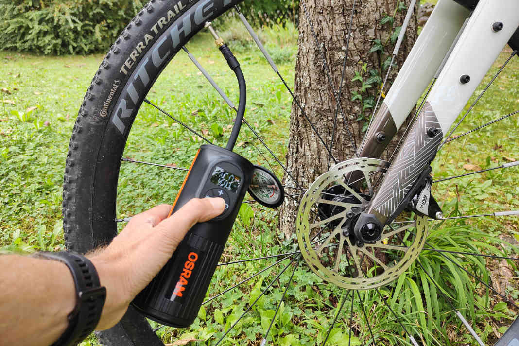 Akku-Luftpumpen im Test: So viel leisten die 4 mobilen und 4 stationären Mini-Kompressoren