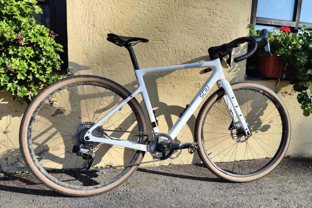 Snow White and the 7 mountains: the gleaming white Sciu Mace 3 Explorer takes you on a relaxed ride through the foothills of the Alps.