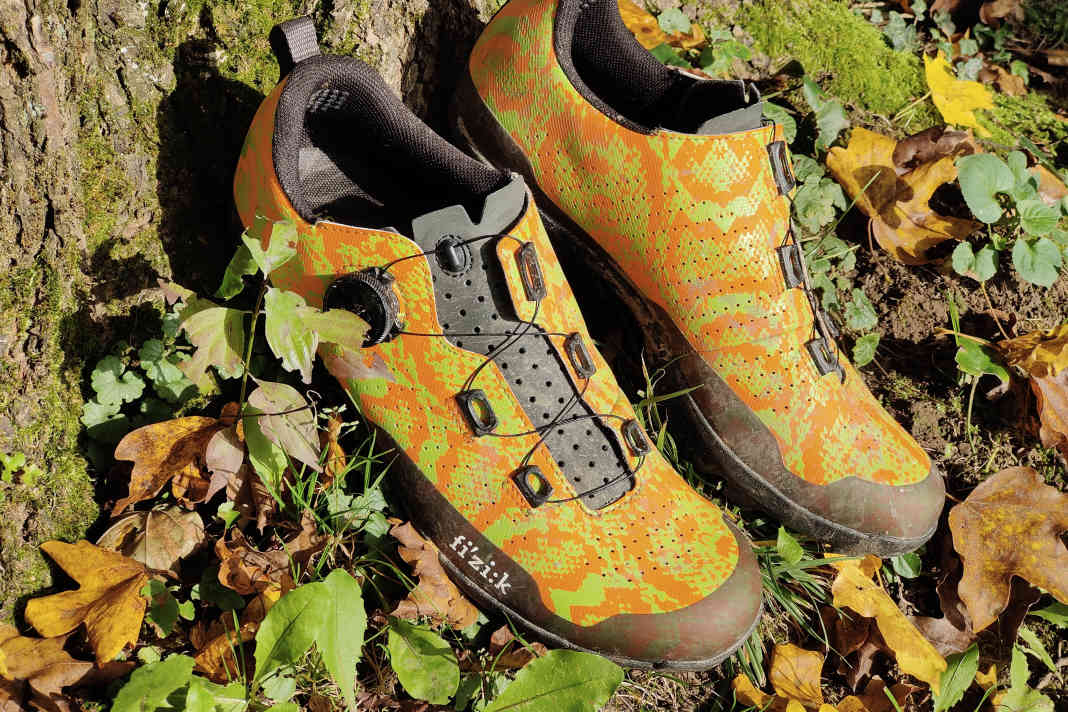 Now we've tested them too, the new Fizik Terra Atlas in the stylish Black Mamba design.