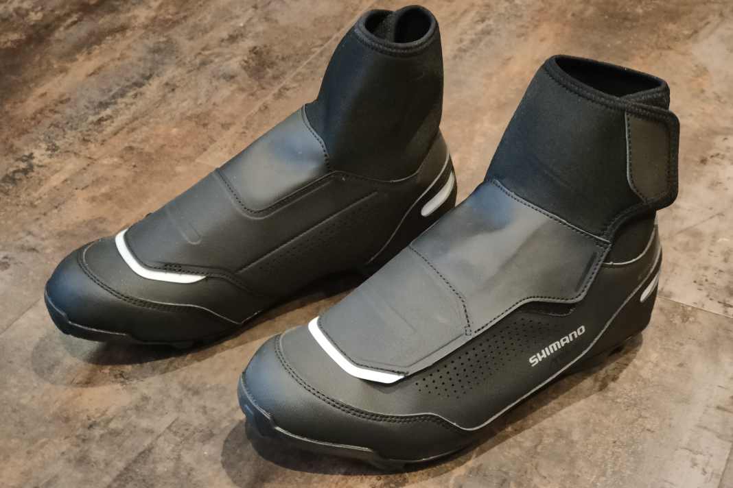 Die Shimano MW502 MTB-Schuhe für den Winter kommen optisch eher dezent daher, können aber praktisch überzeugen.