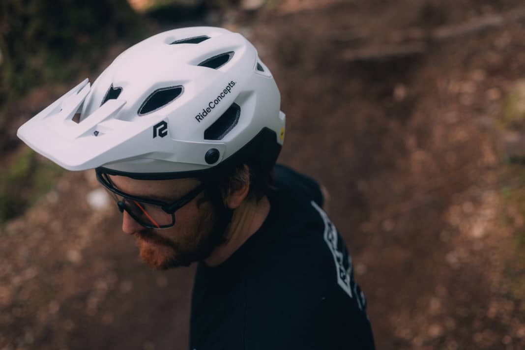 The Dissent: for enduro use. Dissent means contradiction. What does the helmet want to contradict? Hopefully a headache after a fall.