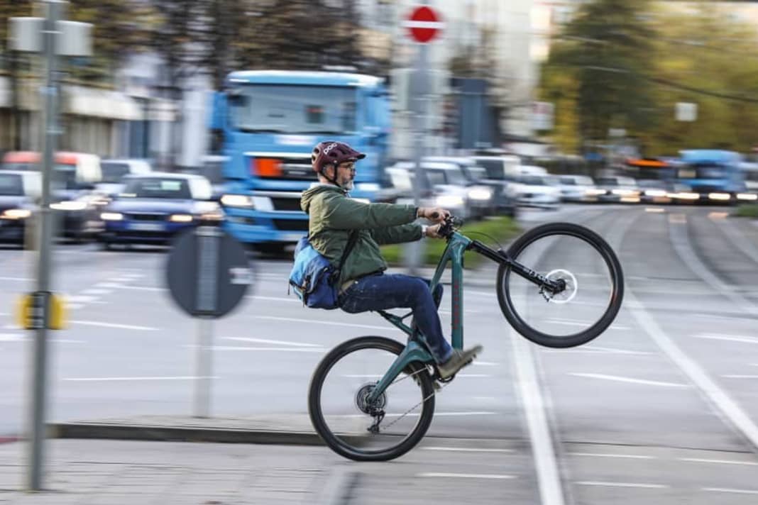 Ganz ohne Tuning: Beim Pendeln setzt EMTB-Chefredakteur Josh Welz lieber auf die eigenen Beine und einen Schuss legale E-Bike-Power.