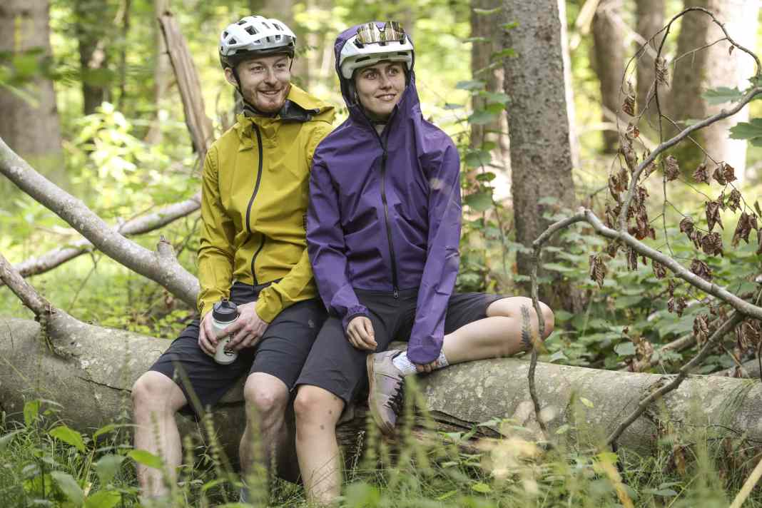 Regenschutz für Bikerinnen und Biker: Ion schickt mit der Bike Jacke Shelter Lite 2.5L eine Unisex-Modell ins Rennen