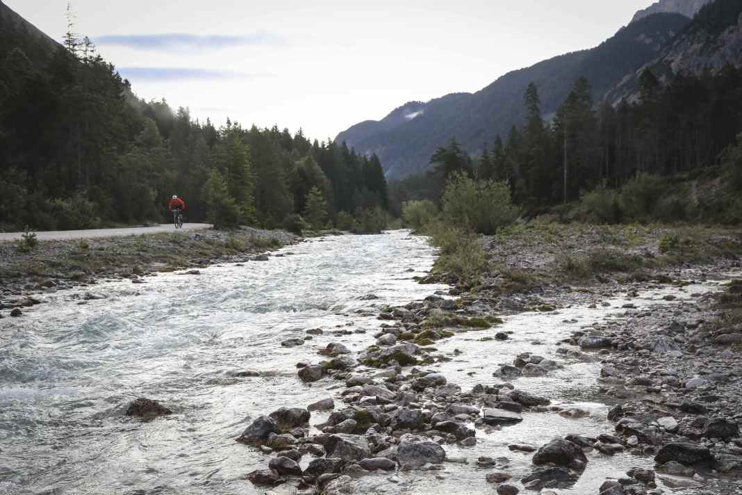 Der Isarradweg startet in den österreichischen Alpen und führt 300 Kilometer bis ins bayerische Deggendorf. Unser Reporter fuhr ihn Singlespeed.