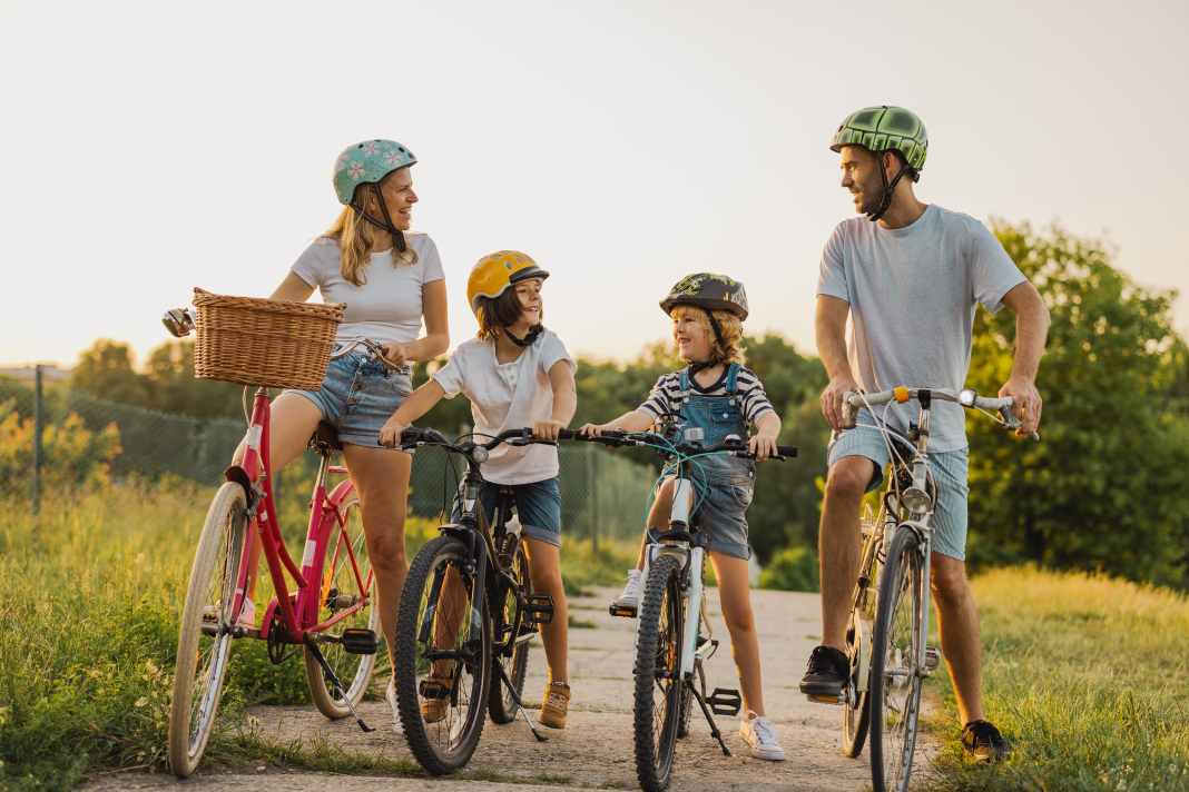 Damit der Radurlaub mit Kindern zum Erfolg wird, hilft es bei der Planung und unterwegs einige Punkte zu beachten. Die Ausrüstung mit passendem Fahrrad und Helm ist Grundvoraussetzung.