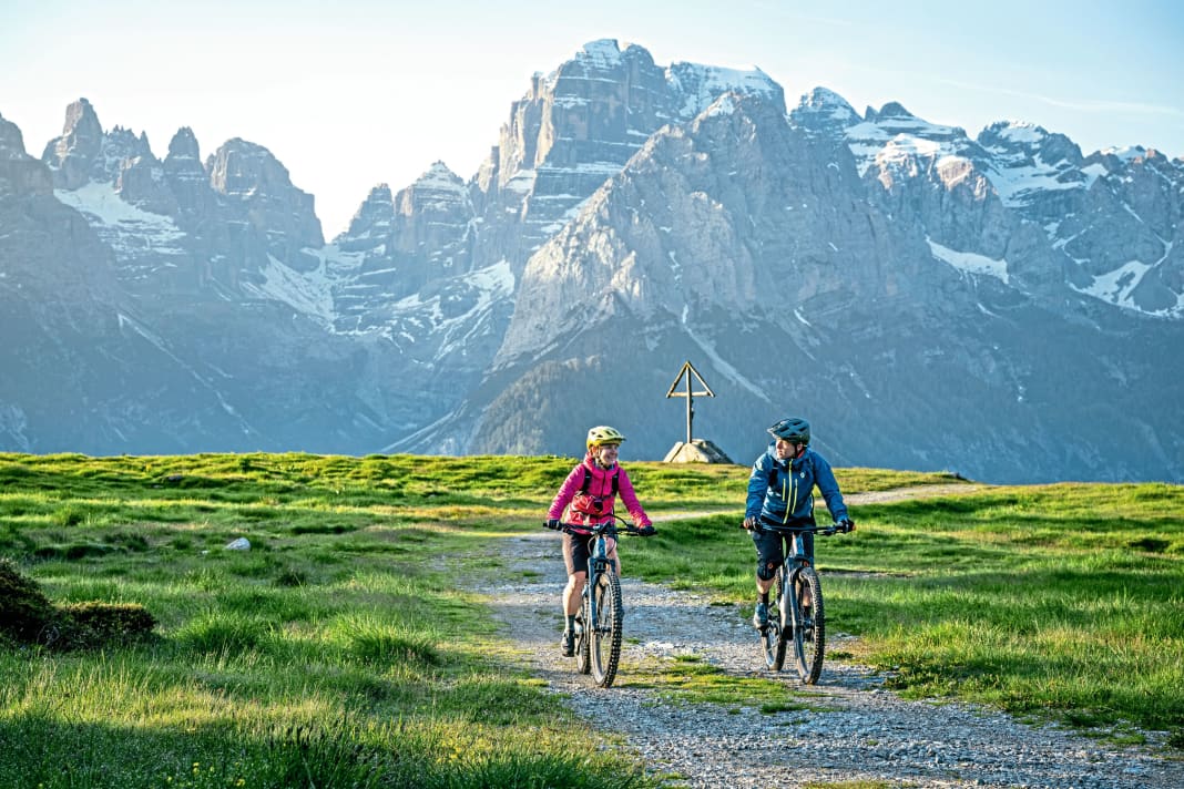 Peter Schlickenrieder mit seiner Frau Andrea auf dem Weg zum Rifugio Ritorto – im Rücken die Brenta-Dolomiten oberhalb von ­Madonna di Campiglio.