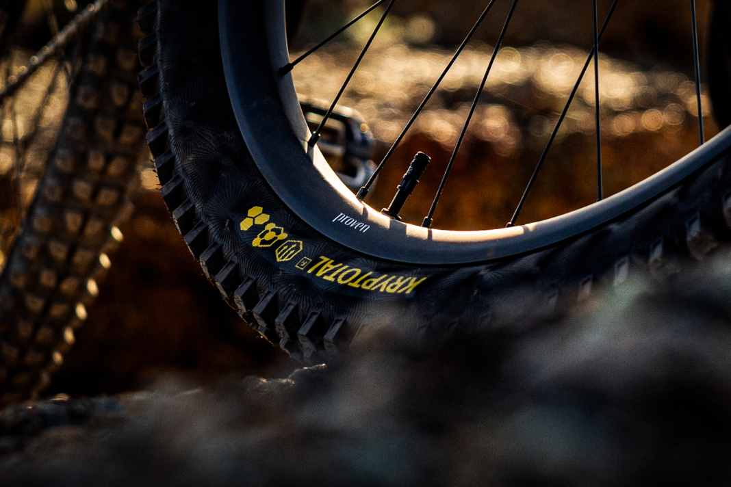 HUNT stellt mit dem Proven Carbon Enduro H_Core ein neues Laufradset für den Enduro-Einsatz vor. Preis: 1449 Euro.