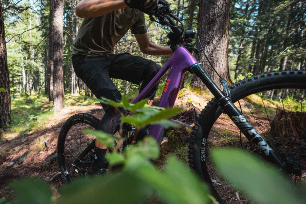 BIXS has presented its new Light-E-MTB Sign-E in three versions.