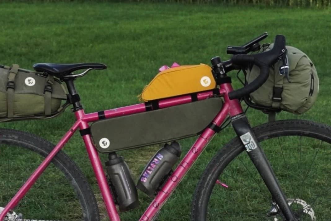 Contrary to expectations, the size M frame bag fits into the small steel frame, size S - and fits like a glove! There's even room for two water bottles.