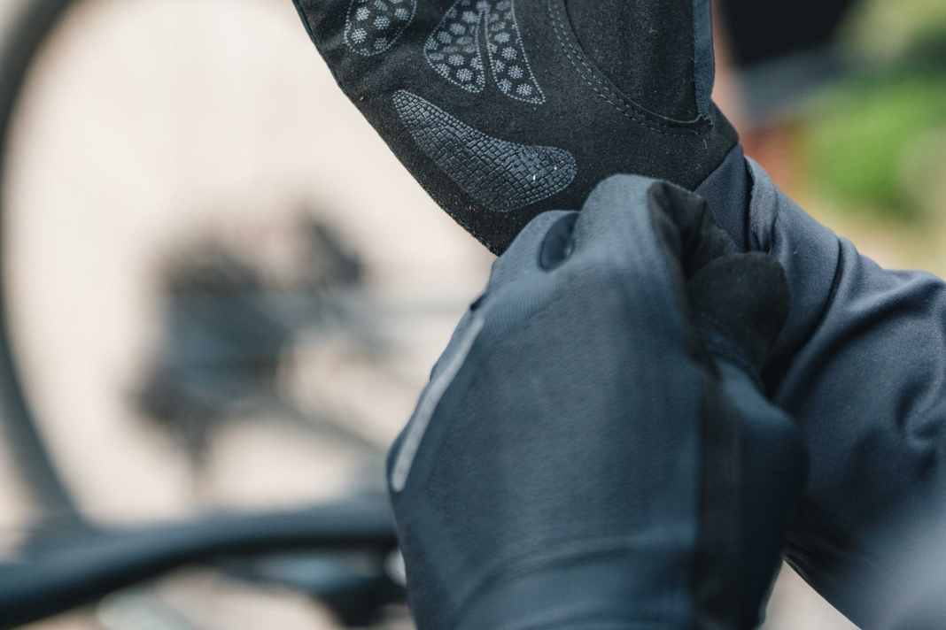 Biken ohne Handschuhe? Das ist auch im Sommer keine gute Idee. Kinetixx hat mit dem neuen Farik Superlight einen Allround-Handschuh für besonders heiße Tage im Programm.